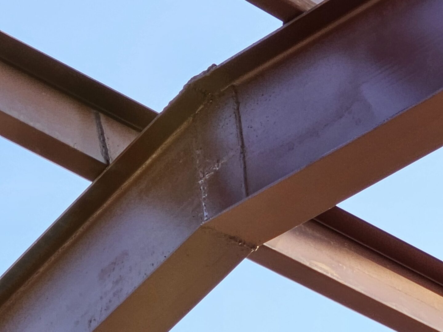 A close up of the bottom part of a metal structure.